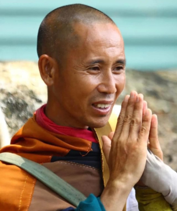 Văn học Phật giáo - Thầy bước đi như Chúa, Thầy bước đi cùng Phật